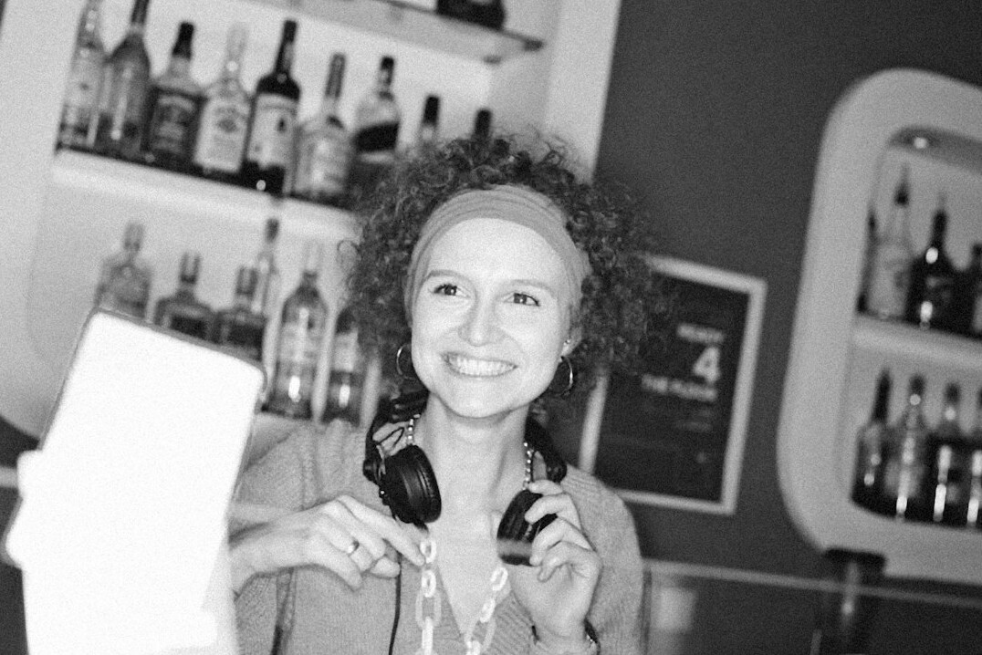 Photo studio d'une présentatrice suisse souriante tenant un microphone