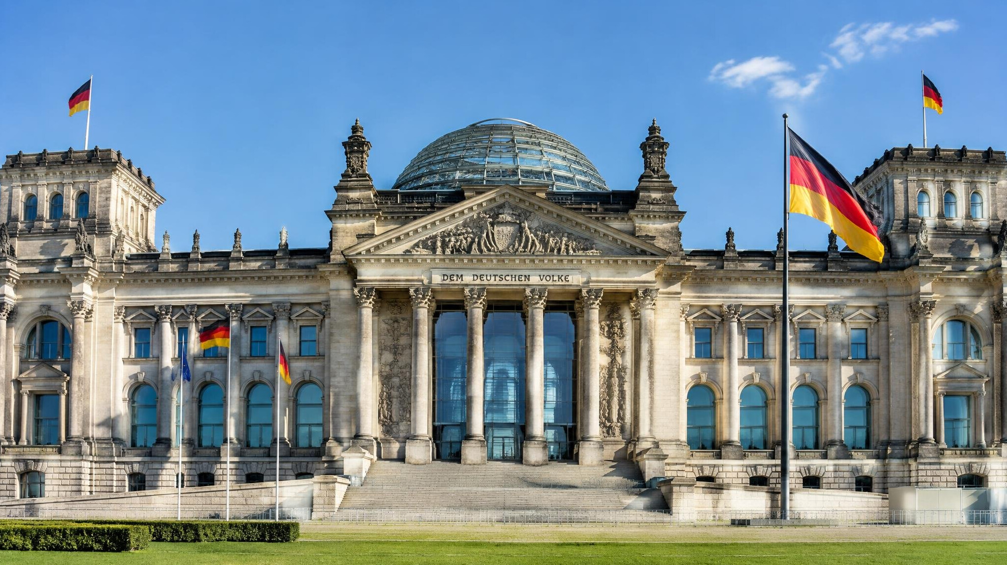 Façade d'un bâtiment parlementaire européen avec colonnes
