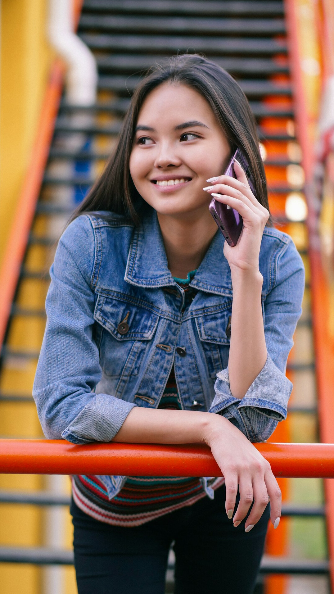 Jeune femme souriante consultant son téléphone portable