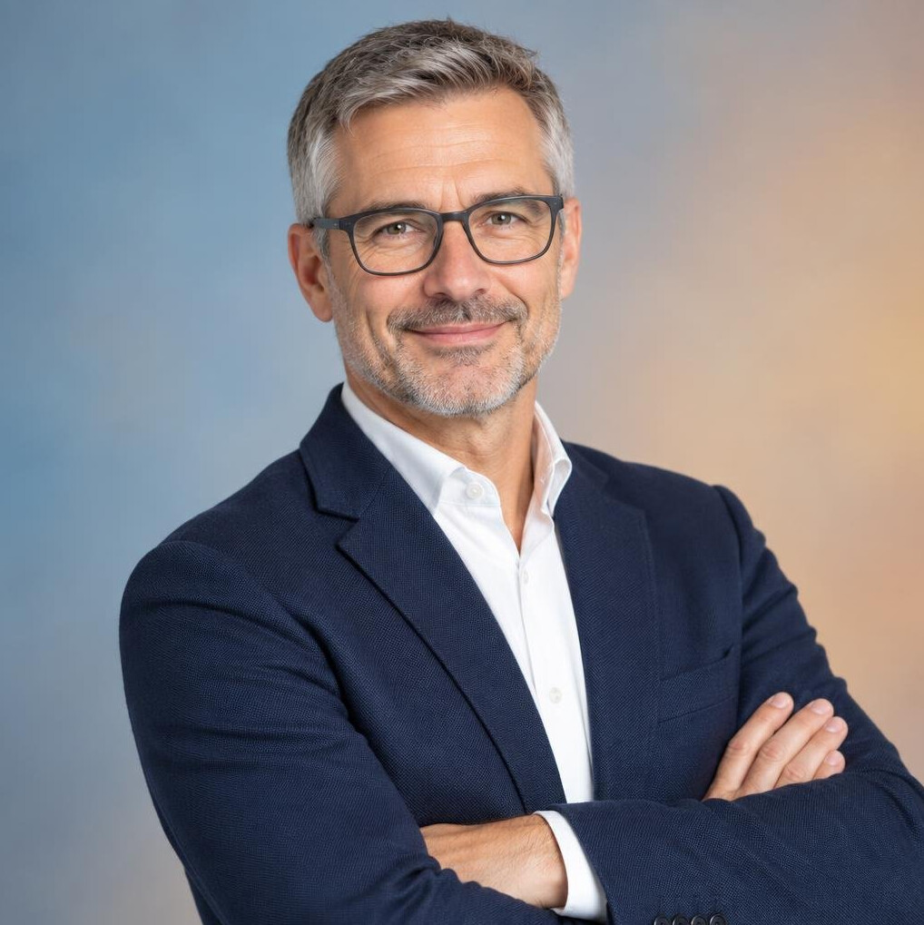 Portrait d'un journaliste suisse d'âge moyen avec lunettes et veste